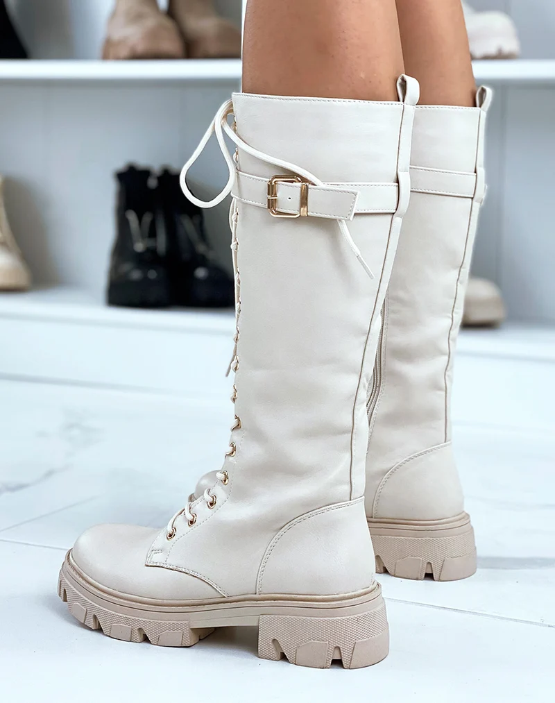 Bottes beiges lacées à lanière et semelle crantée