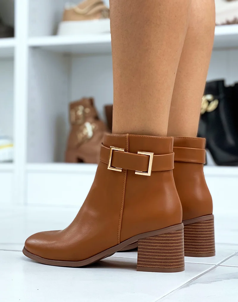 Bottines camel à talon et boucle carrée décorative