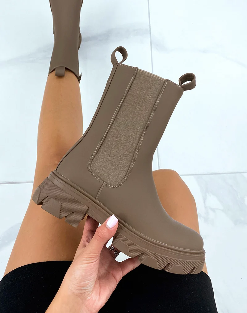 Bottines marron foncé montantes style chelsea à semelle crantée