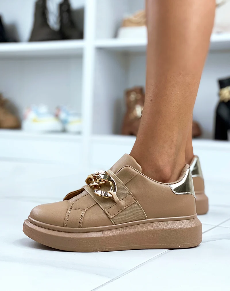 Baskets taupe ornées d’une chaîne dorée