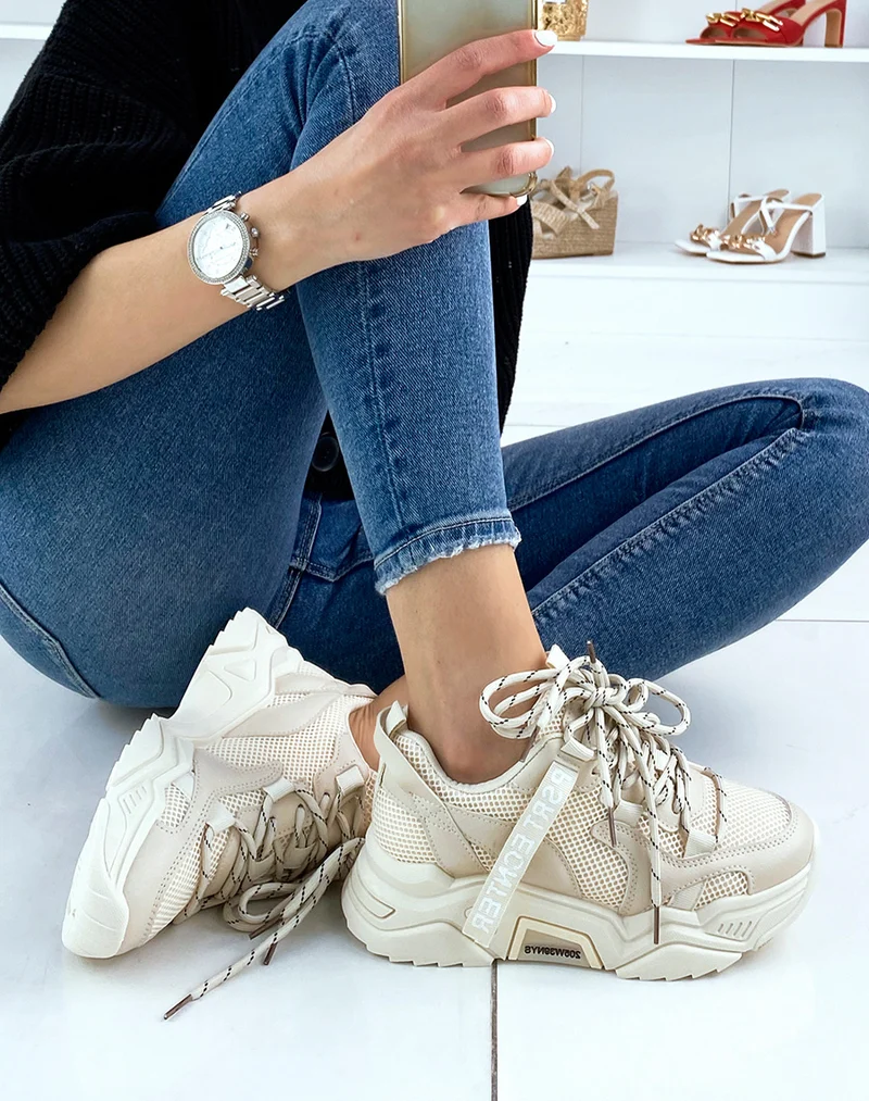 Baskets beiges à grosse semelle et détails noirs