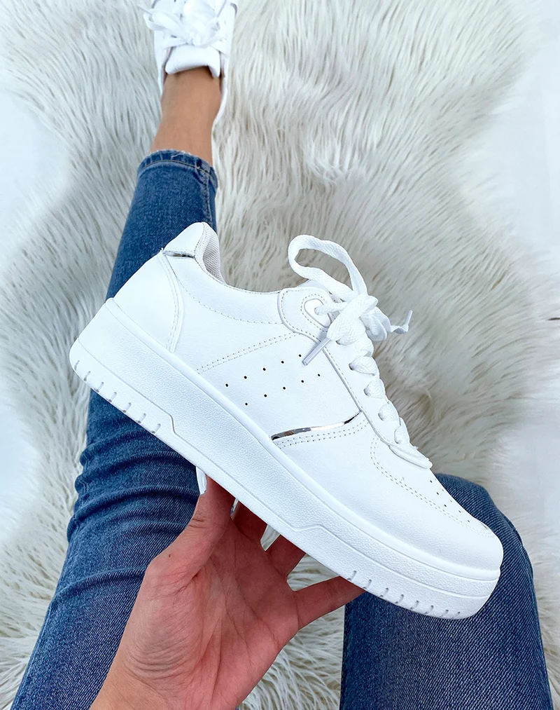 Baskets blanches à détails argentés