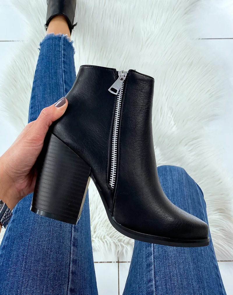 Bottine noire à talon à zip décorative