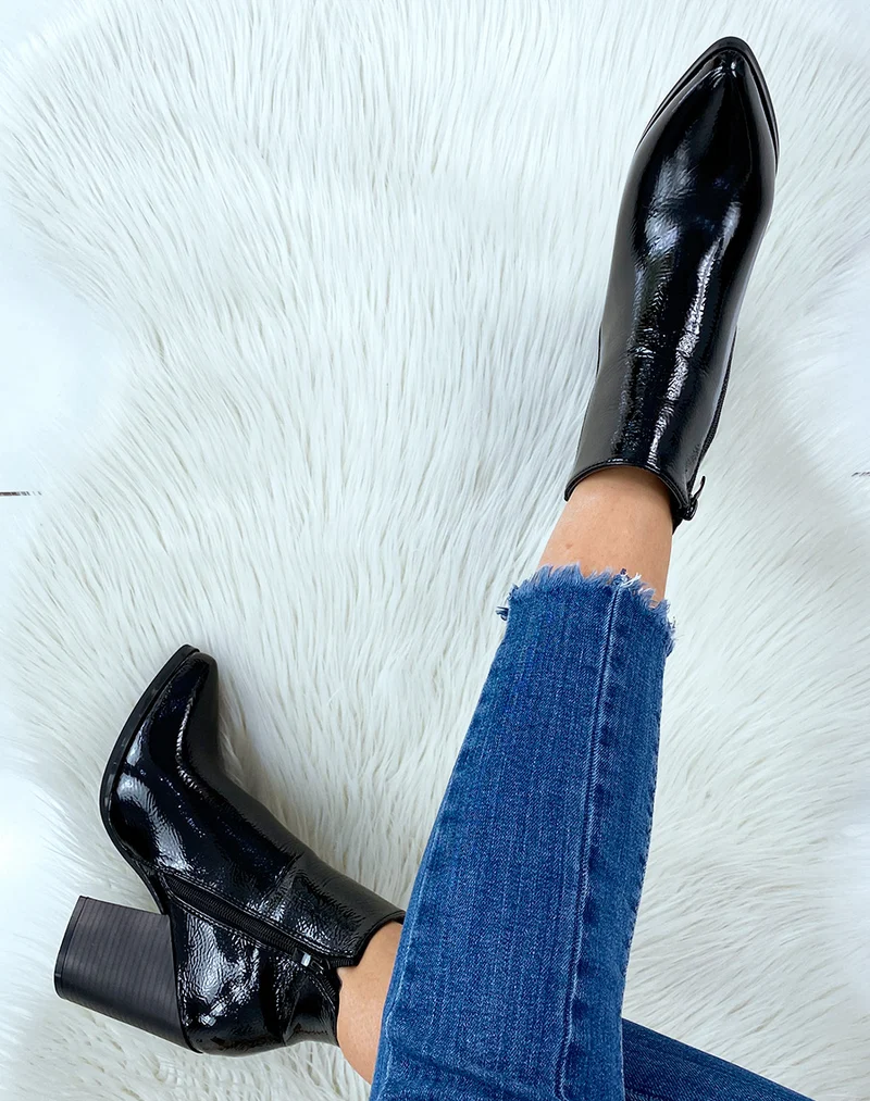 Bottines noires vernies à talons carrés