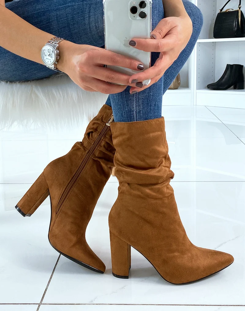 Bottines à talon camel plissées à bout pointu