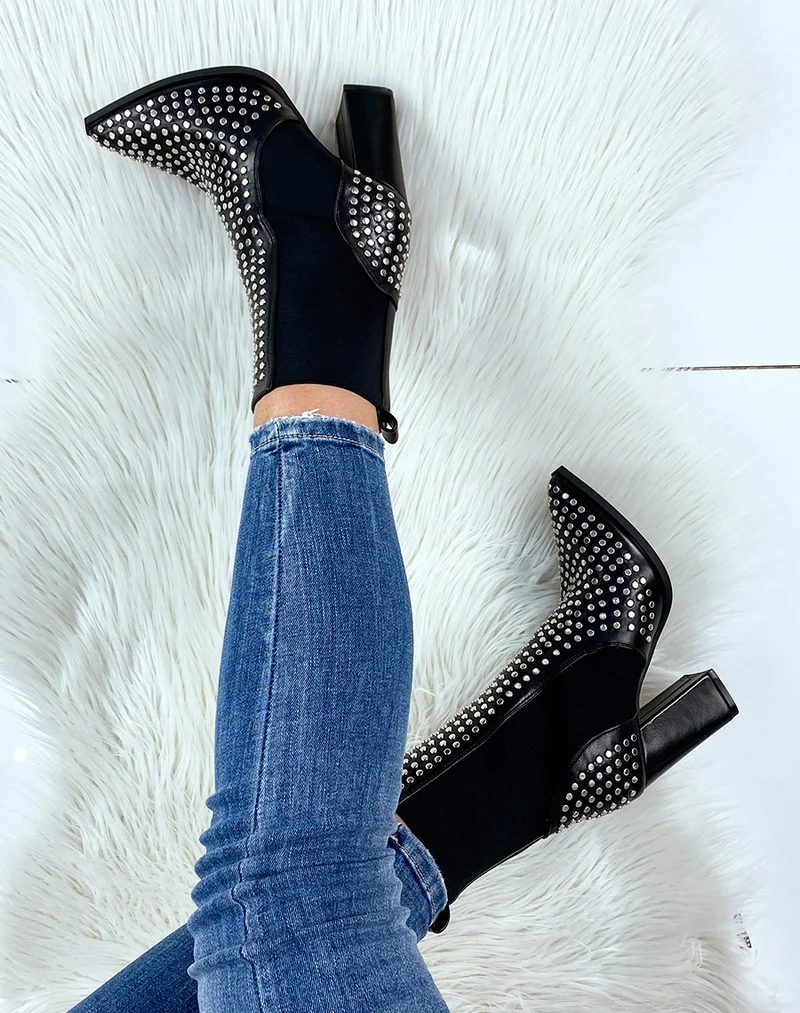 Bottines à talon noires ornées de clous