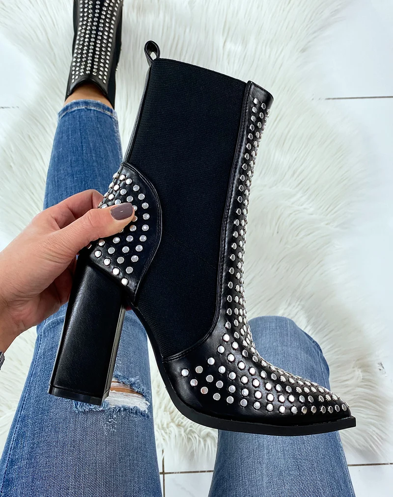 Bottines à talon noires ornées de clous