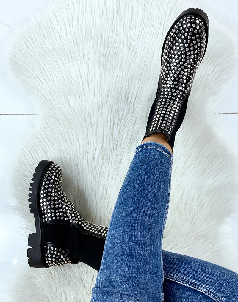 Bottines noires ornées de clous