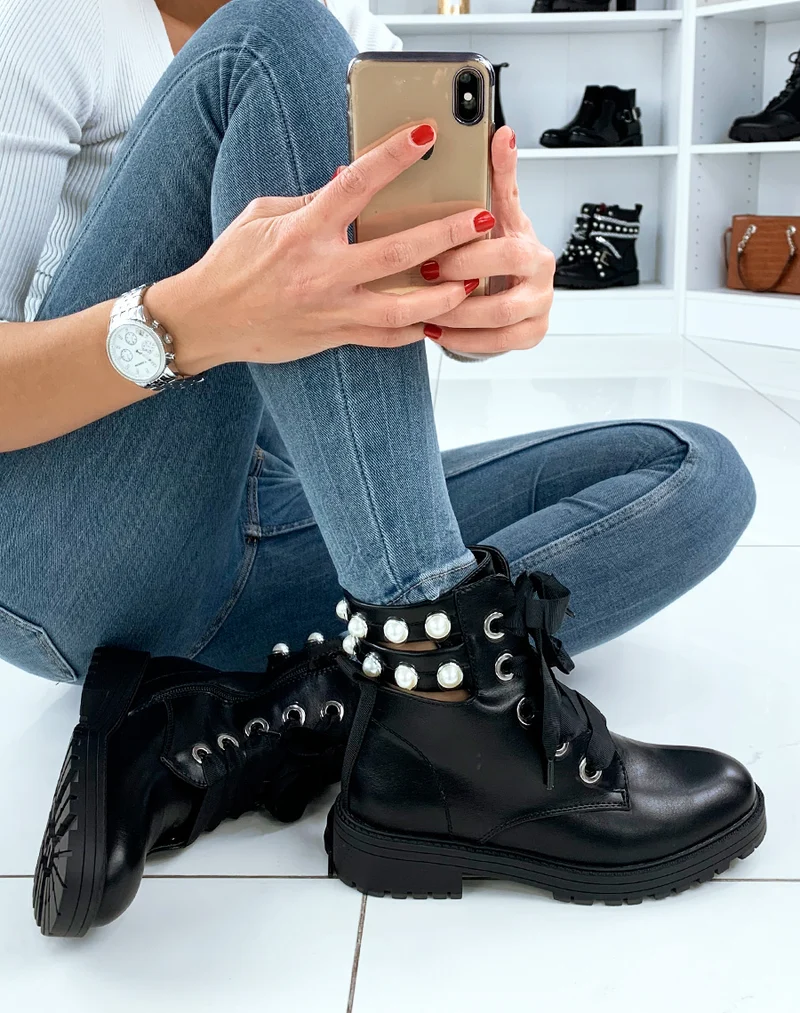 Bottines noires perlées à lacets rubans