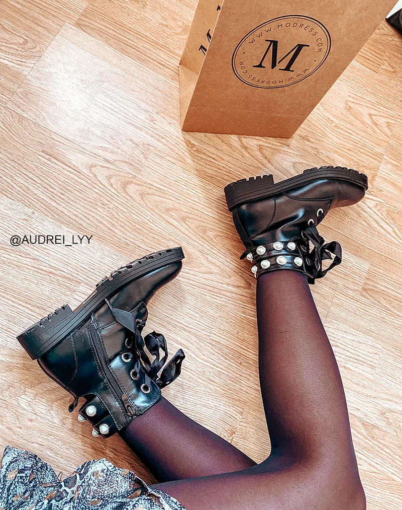 Bottines noires perlées à lacets rubans