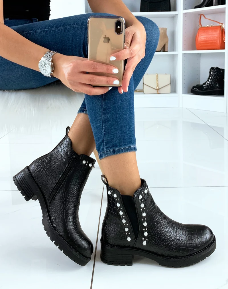 Bottines basses effet croco noir perlées et cloutées