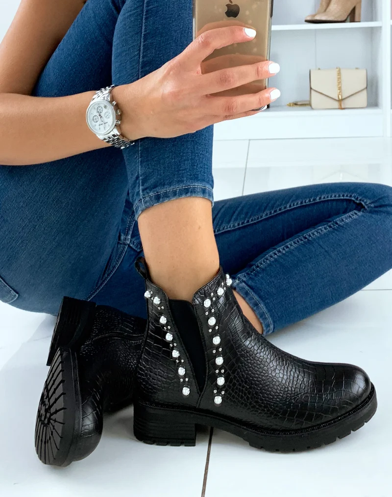Bottines basses effet croco noir perlées et cloutées