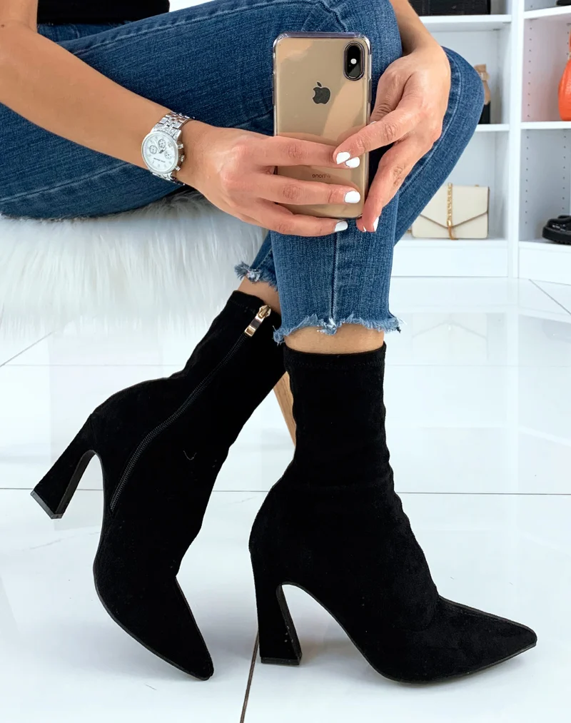 Bottines à talons en suédine noire à bout pointu