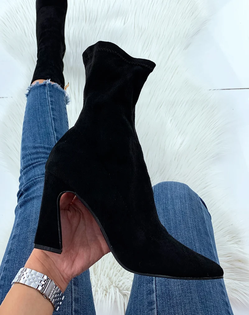 Bottines à talons en suédine noire à bout pointu