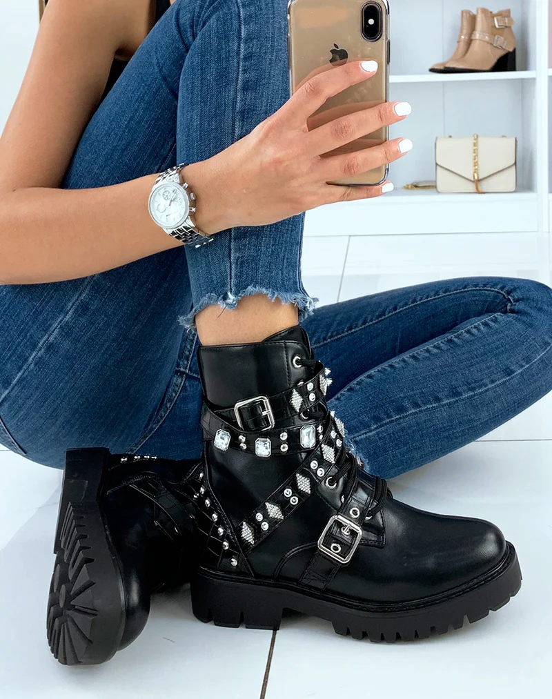 Bottines montantes noires ornées de lanières cloutées