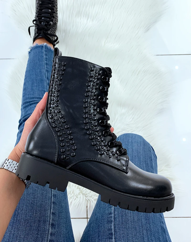 Bottines montantes noires ornées de perles noires
