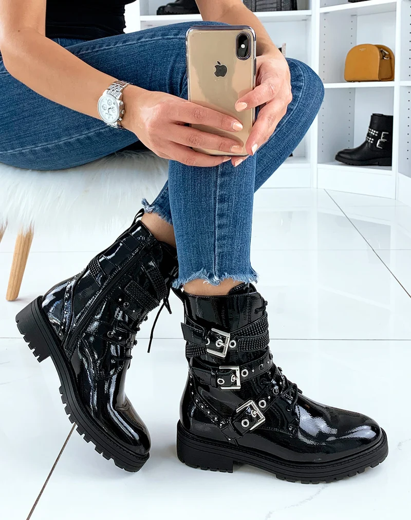 Bottines montantes noires vernies à lanières cloutée