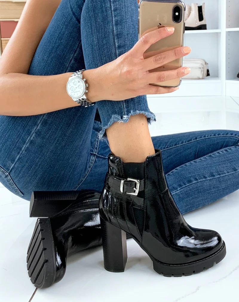Bottines à talon noires vernies à lanière
