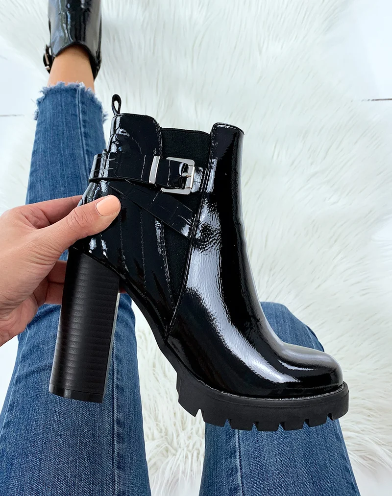 Bottines à talon noires vernies à lanière