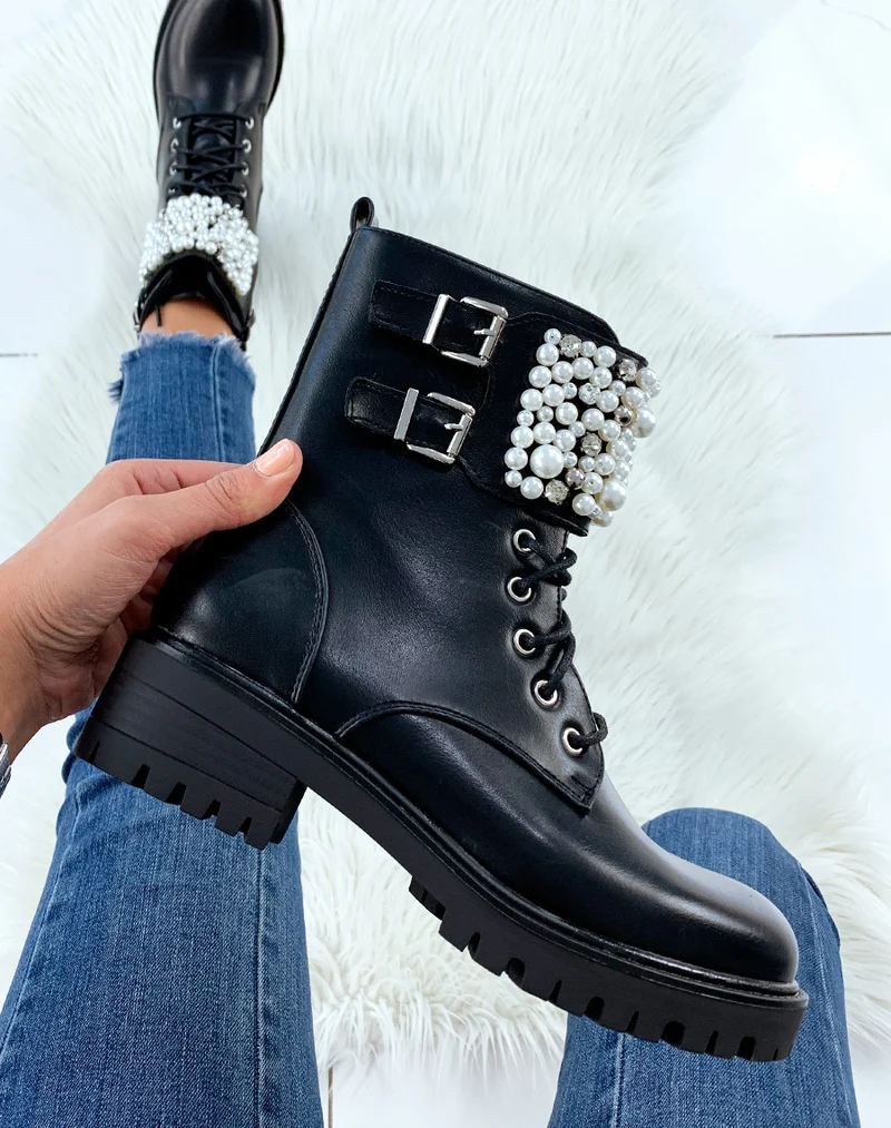 Bottines noires ornées de multiples perles