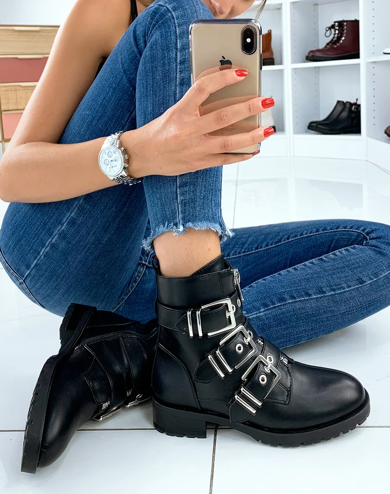 Bottines montantes noires à boucles argentées