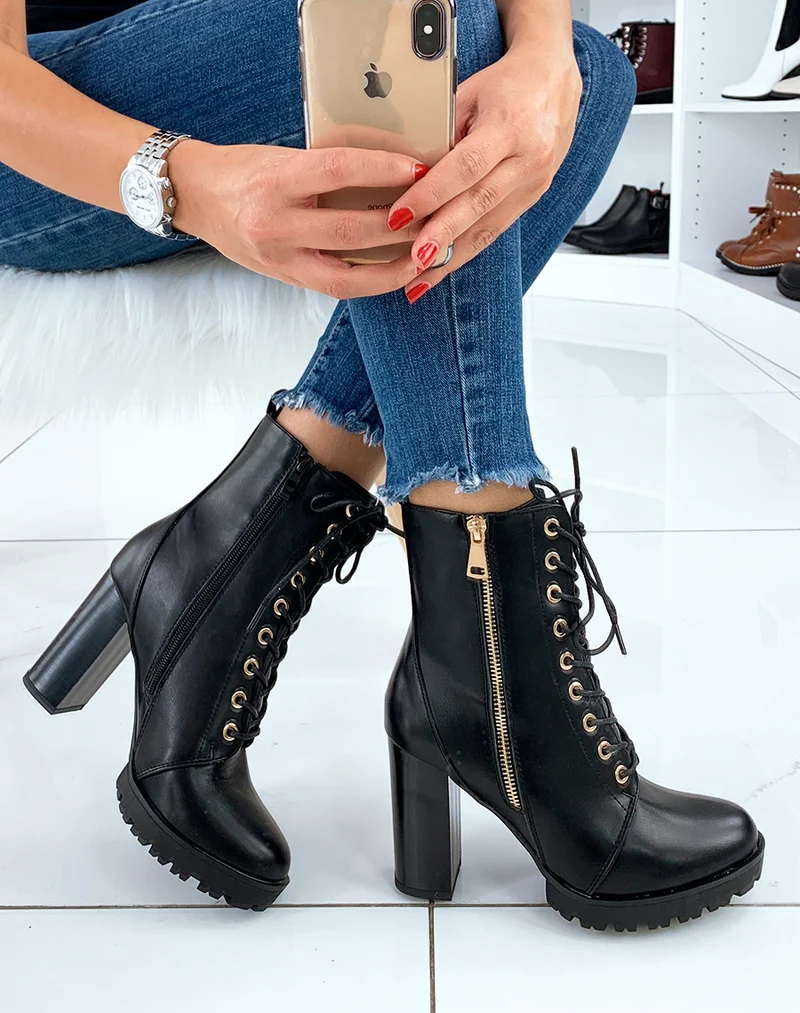Bottines à talon noires à détails dorés