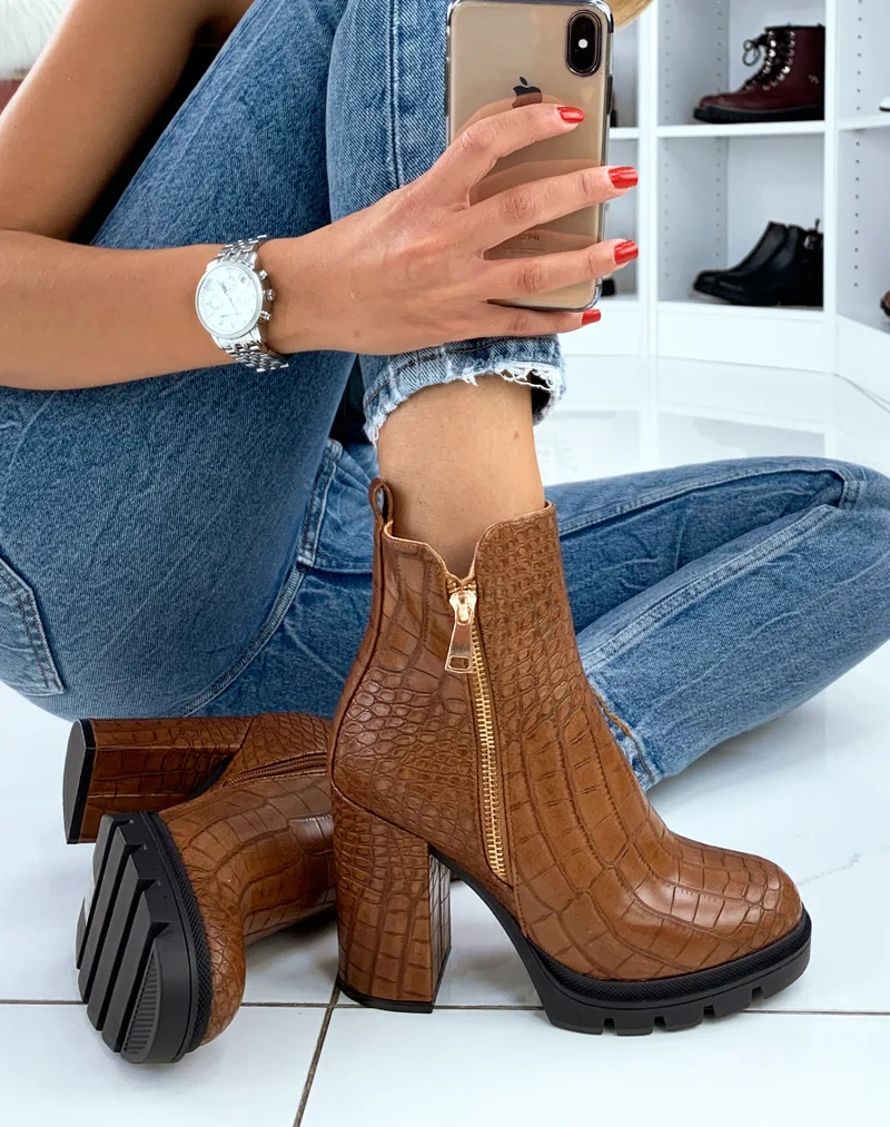 Bottines camel croco à talon et détail glissière dorée