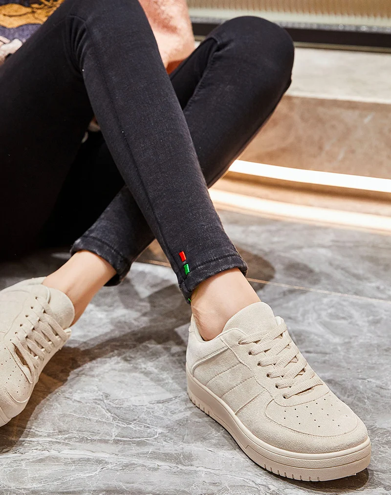 Baskets en suédine beige