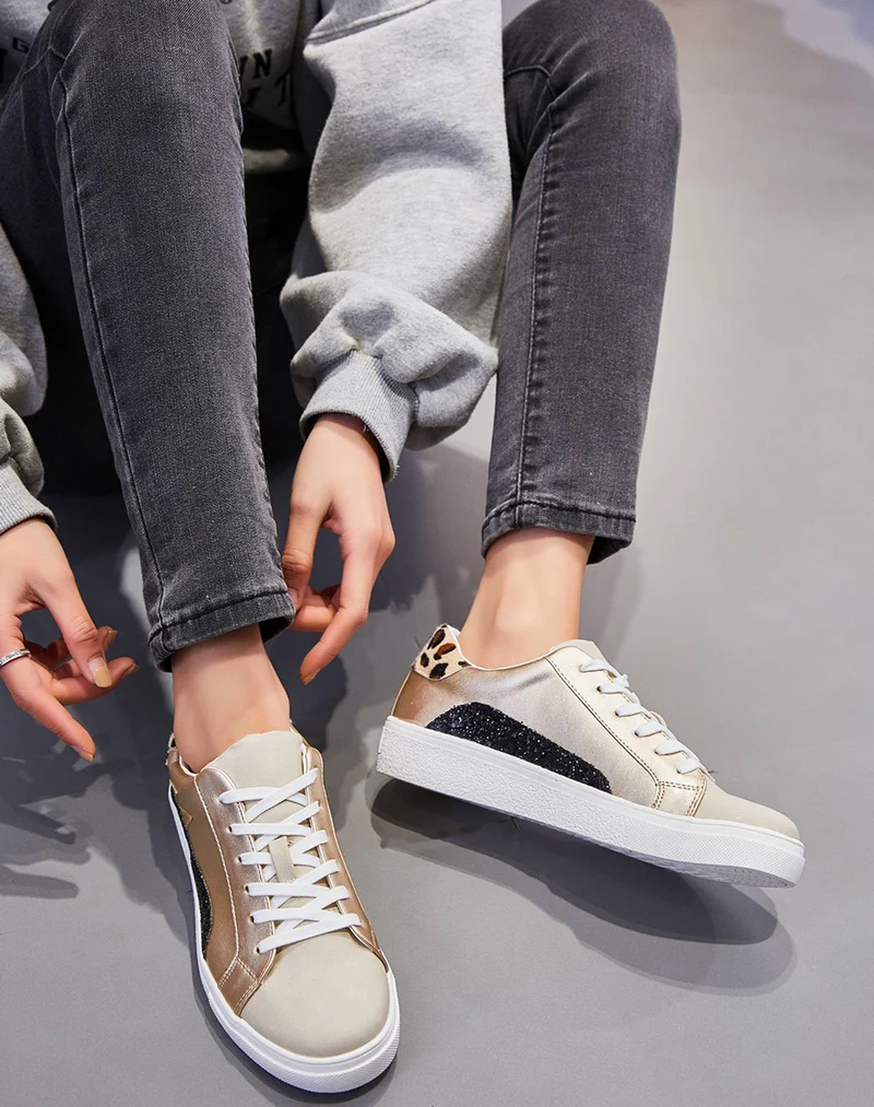 Basket dorée à empiècements