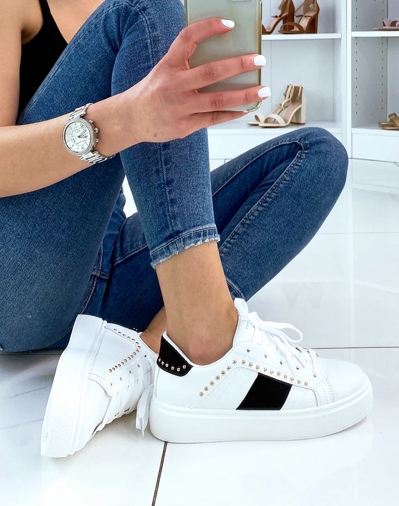 Basket blanche cloutée à empiècements noirs