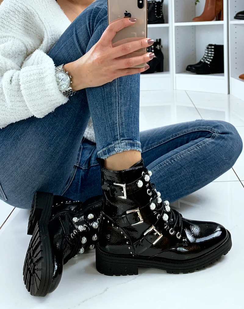 Bottines vernies noires ornées de perles