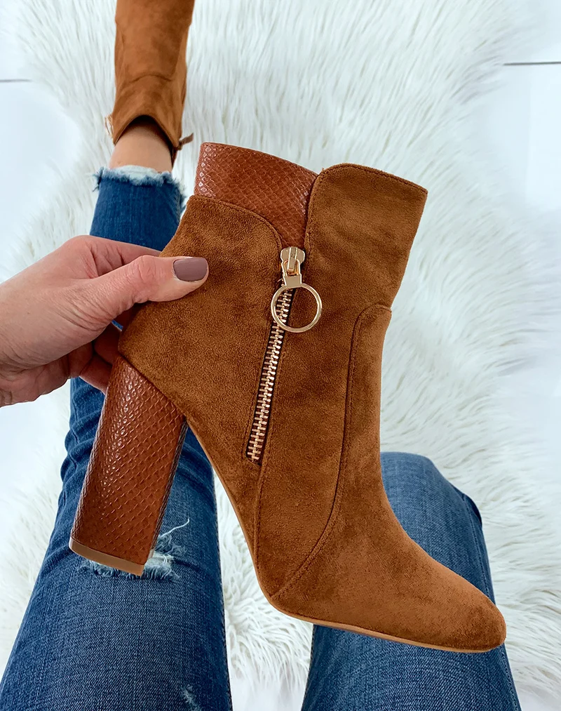 Bottines à talon en suédine camel et effet croco