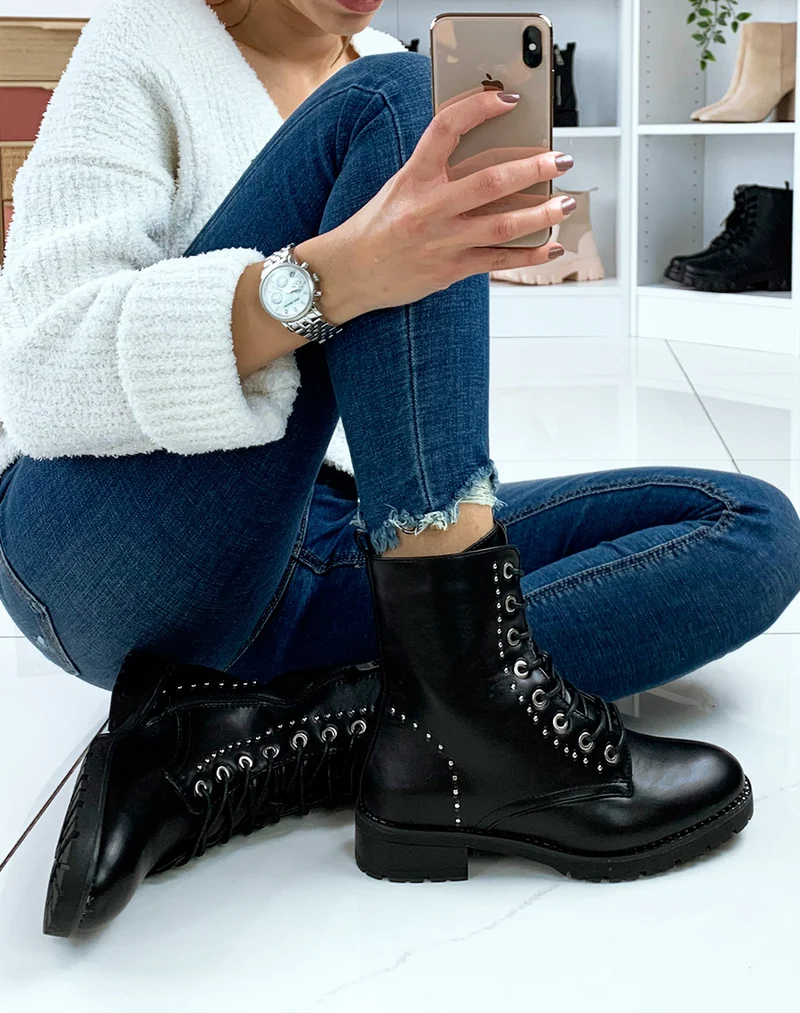Bottines noires à lacets et détails cloutés