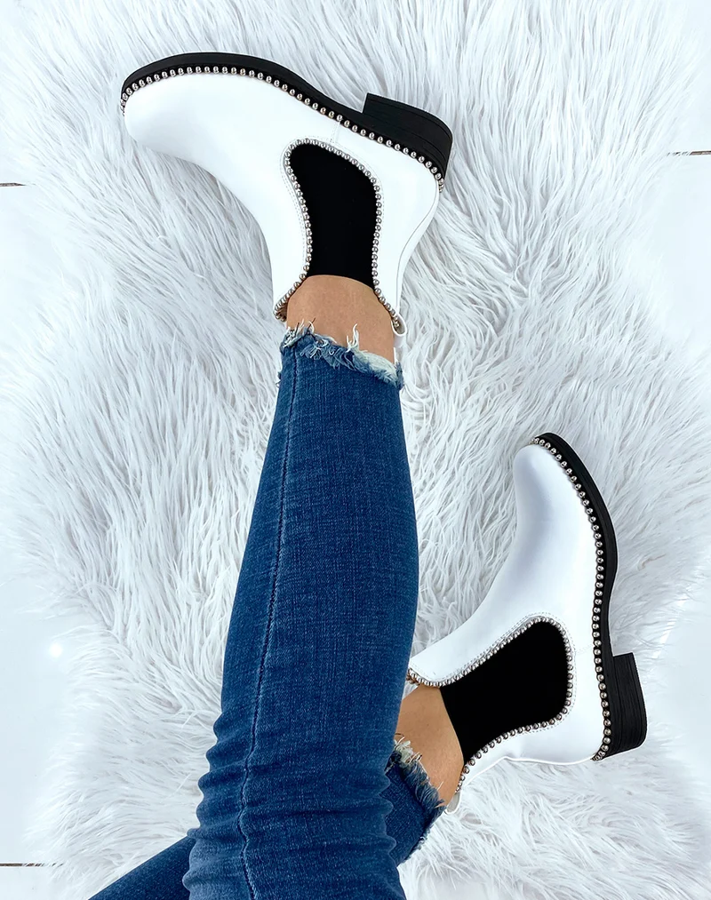 Chelsea boots blanches ornées de perles argentées