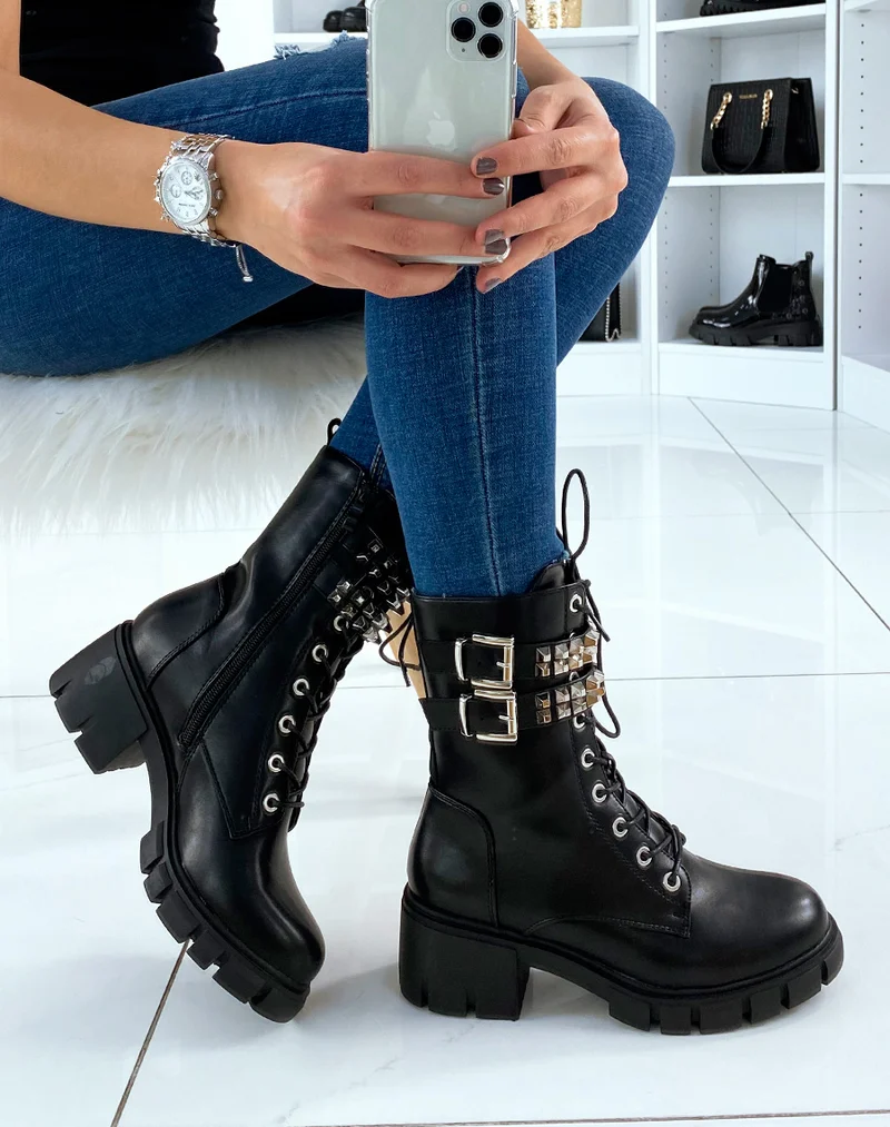 Bottines montantes noires lacées et cloutées