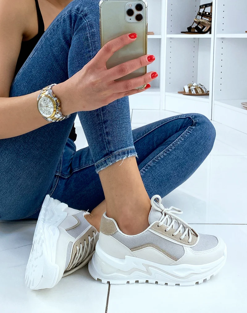 Baskets beiges à grosse plateforme blanche
