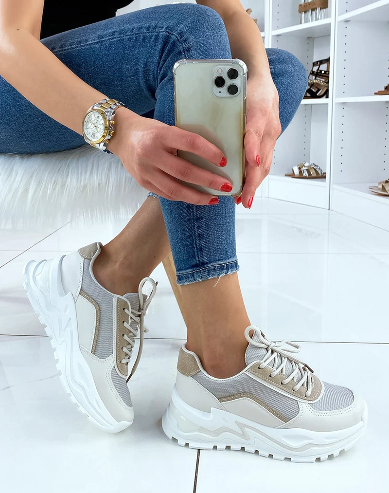 Baskets beiges à grosse plateforme blanche