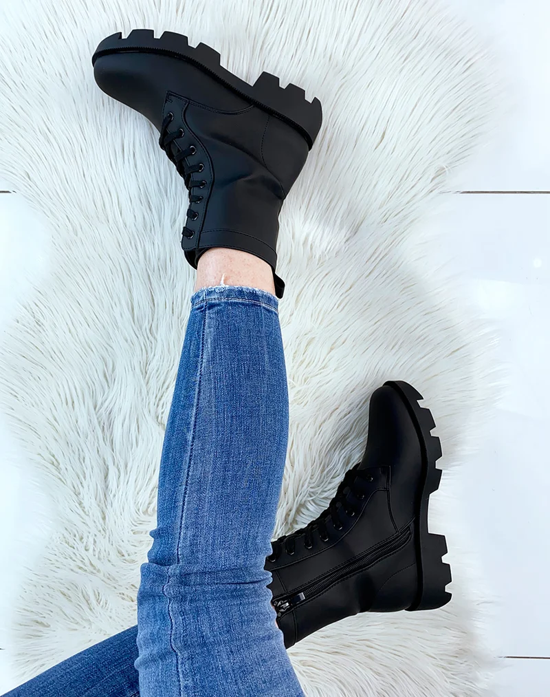 Bottines noires mattes à lacets