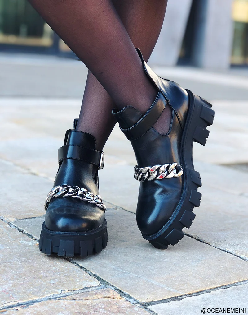 Bottine noire ouverte à grosse chaîne