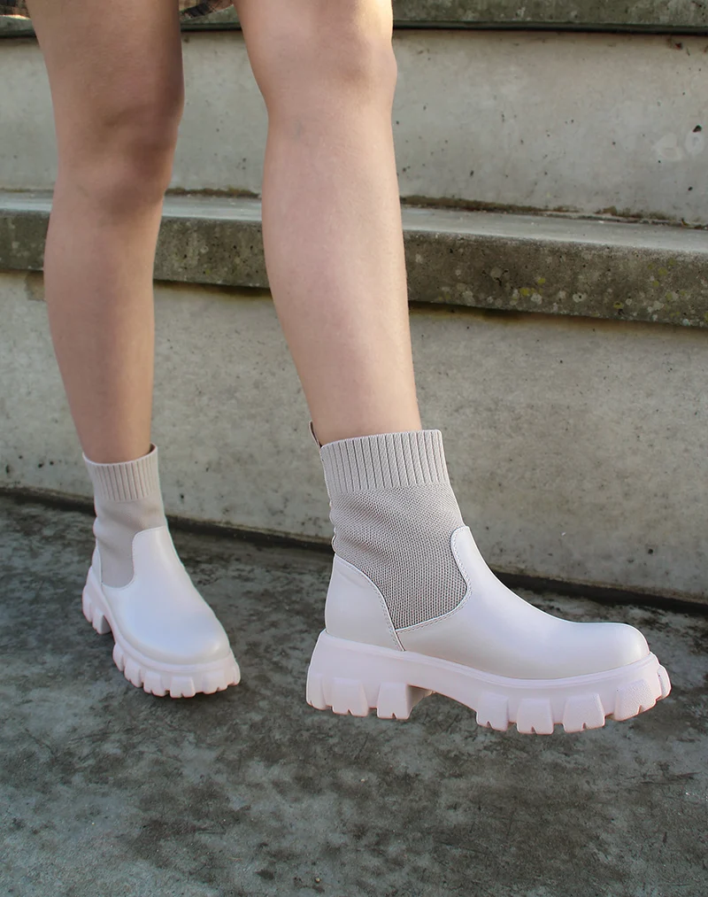 Bottines beiges chaussettes à semelle crantée