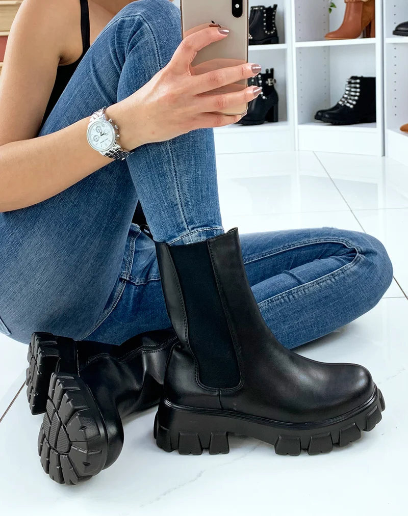 Bottines noires hautes à semelle haute et crantée