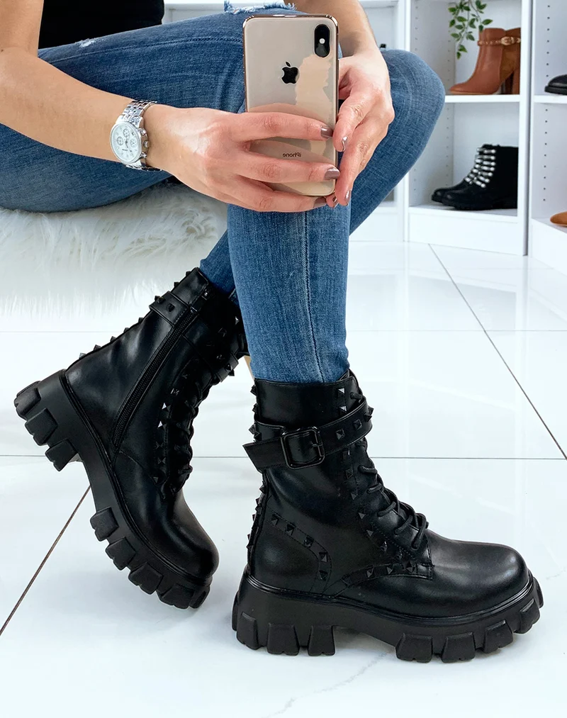 Bottines hautes noires à clous noirs à relief
