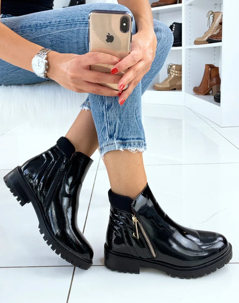 Bottines vernies noires à œillets dorées