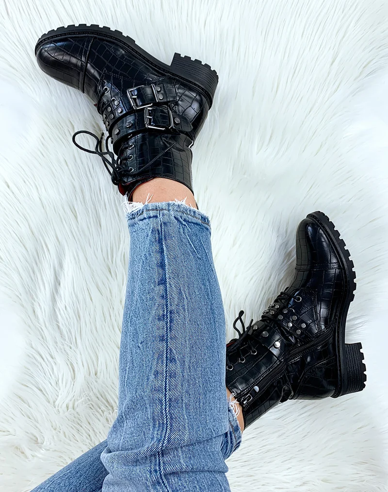 Bottines noires montantes effet croco à sangles cloutées et lacets