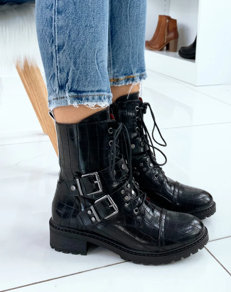 Bottines noires montantes effet croco à sangles cloutées et lacets