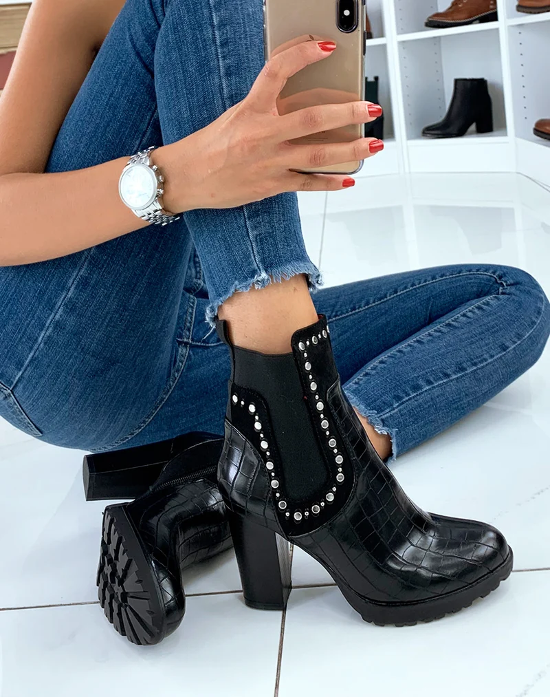 Bottines noires effet croco à clou et talon