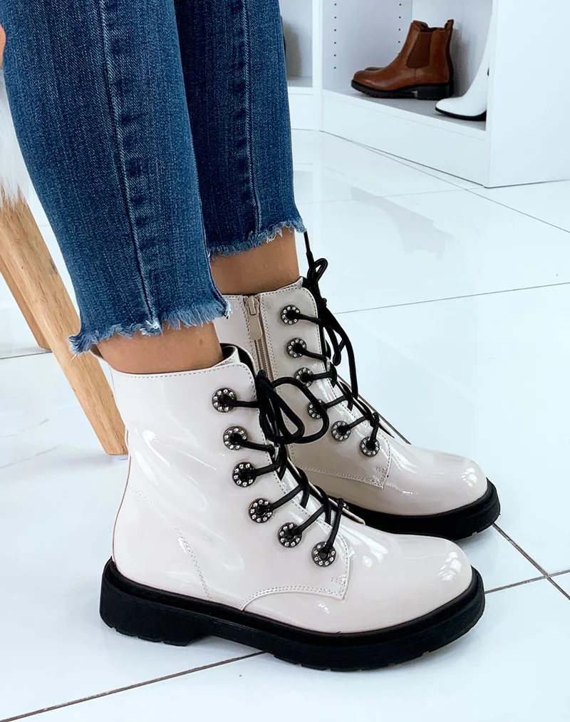 Bottines montantes vernies beiges à œillets strass