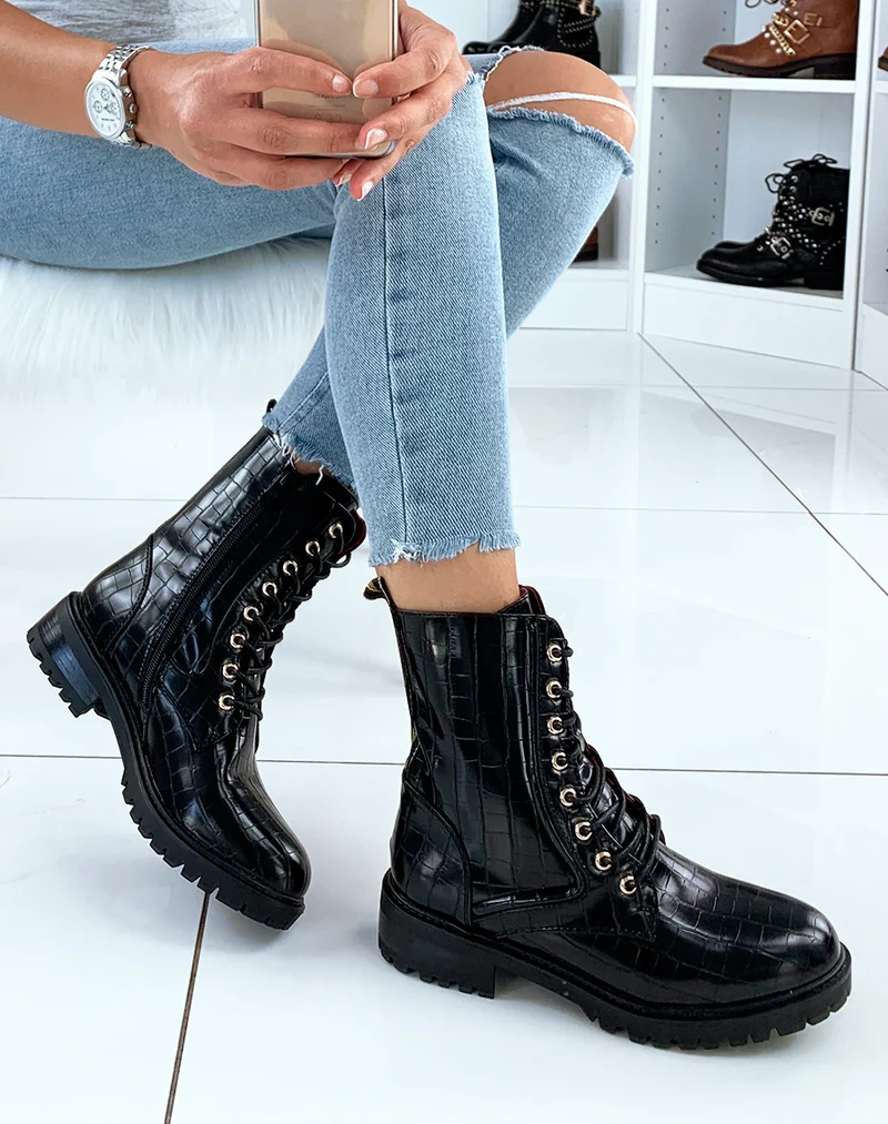 Bottines noir mat effet croco et à œillets