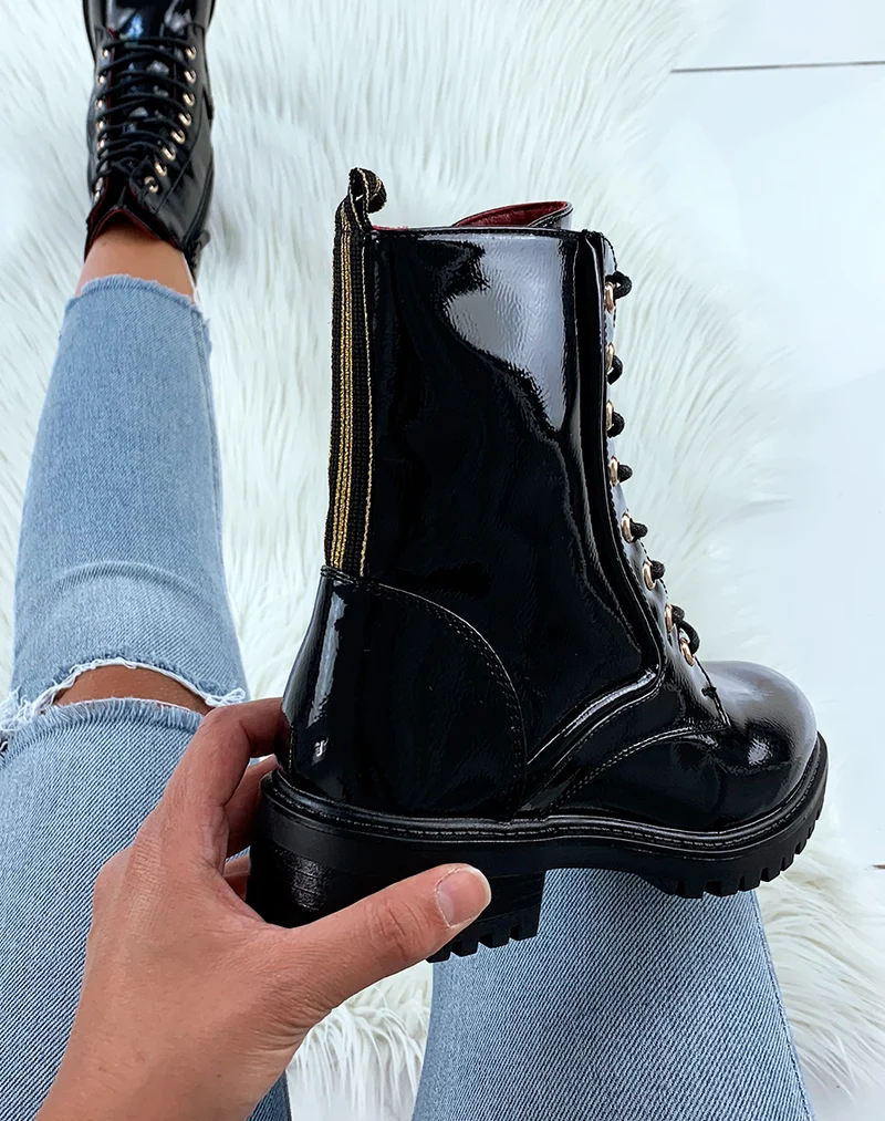 Bottines noires vernis à œillets