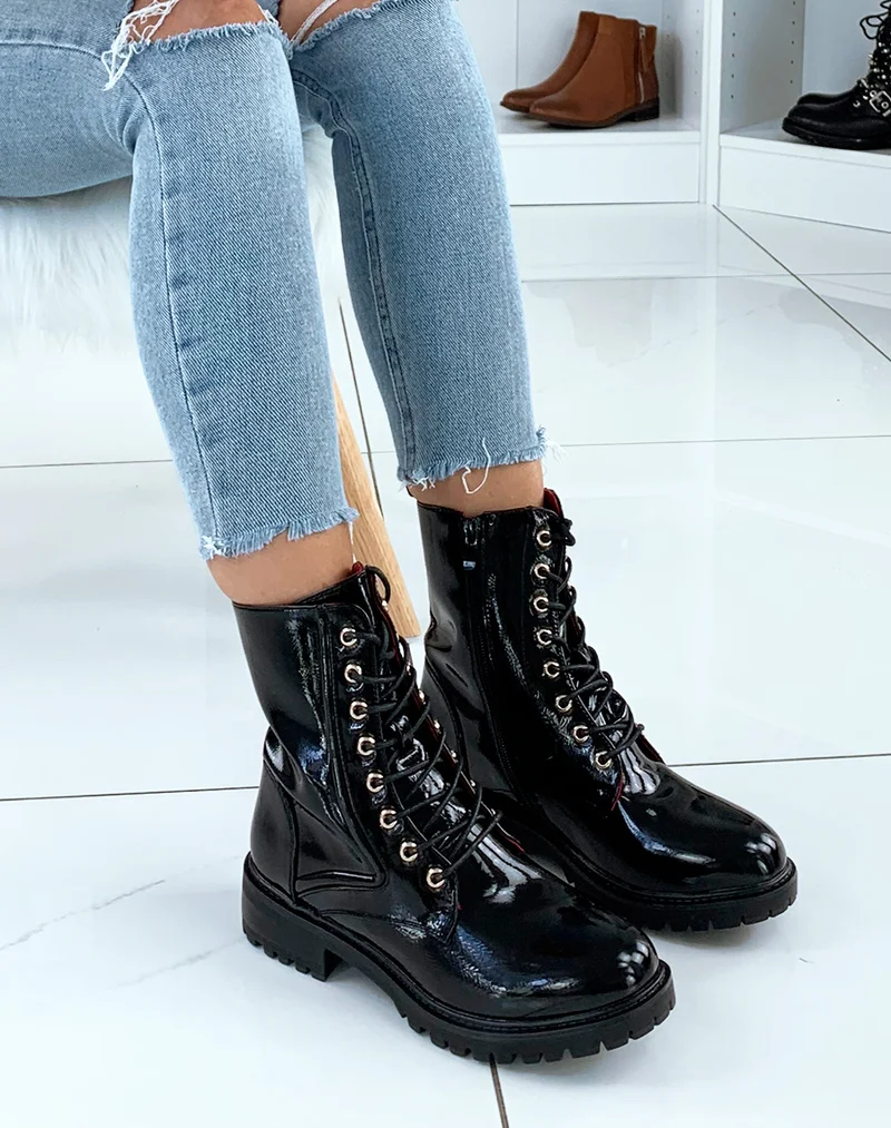 Bottines noires vernis à œillets